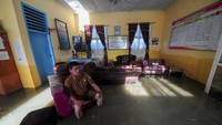 Banjir yang terjadi sejak Minggu (31/12/2023) atau memasuki hari ke-9 itu masih menggenangi sekolah, akibatnya sebanyak 109 siswa yang mayoritas rumahnya juga terdampak banjir masih diliburkan. 