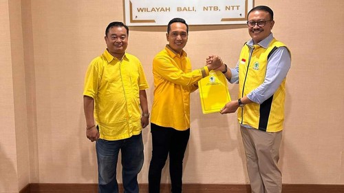 Firadz Parsika (tengah) saat menerima SK sebagai Sekretaris Golkar NTB dari DPP Partai Golkar.
