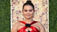 Penampilan Selena Gomez dengan gaun merahnya mengundang perhatian banyak orang, kalian termasuk yang suka atau tidak? Golden Globes 2024 via Getty Ima/Michael Buckner/Golden Globes 20