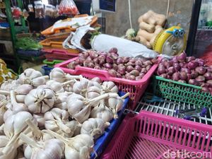 Harga Beras-Bawang Merah di Pasar Genteng Masih Mahal Usai Tahun Baru