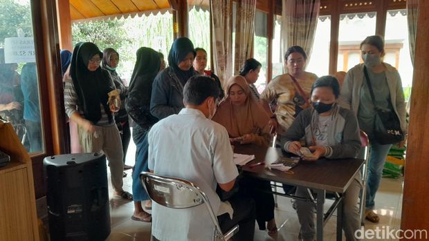Warga setempat mengantre di Kelurahan Sumber demi bisa membeli beras, minyak, ataupun gula pasir dengan harga murah, Senin (8/1/2024).