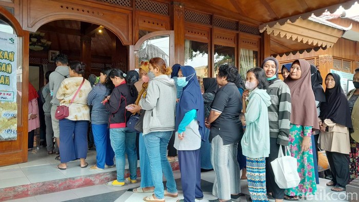 Warga setempat mengantre di Kelurahan Sumber demi bisa membeli beras, minyak, ataupun gula pasir dengan harga murah, Senin (8/1/2024).