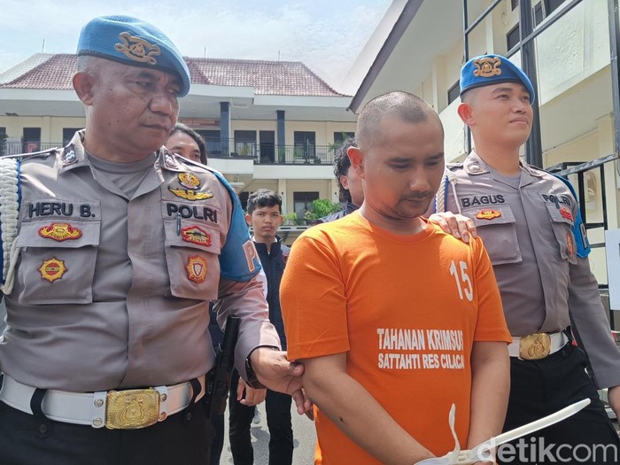 Seorang tersangka pembuat dan pengedar uang palsu, BY (41) diamankan tim Sat Reskrim Polresta Cilacap, Senin (8/1/2024).