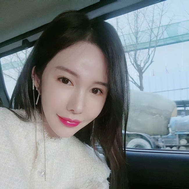 Kami menjalin hubungan romantis setelah makan itu. Setelah itu, dia datang ke Korea setiap dua minggu sekali untuk mengenalku. Jadi aku pikir dia pengangguran dan penipu. Dia selalu menemui dengan tangan kosong setelah bekerja dengan hanya paspor dan handphone dan itu gila, katanya yang disambut tawa oleh para presenter. Foto: Instagram