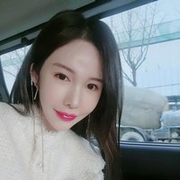 Kami menjalin hubungan romantis setelah makan itu. Setelah itu, dia datang ke Korea setiap dua minggu sekali untuk mengenalku. Jadi aku pikir dia pengangguran dan penipu. Dia selalu menemui dengan tangan kosong setelah bekerja dengan hanya paspor dan handphone dan itu gila, katanya yang disambut tawa oleh para presenter. Foto: Instagram