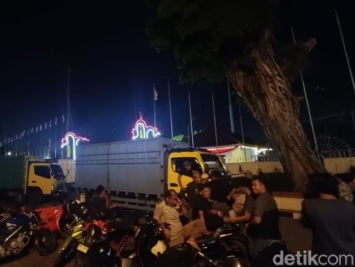 Sopir truk batu bara masih bertahan depan rumah dinas Gubernur Jambi Al Haris