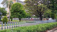 Dalam salah satu unggahan akun Instagram resmi KAI dijelaskan stasiun ini dibangun pada 1871 oleh perusahaan kereta api swasta, Netherland Indische Spoorweg Maatschappij (NIS). Kala itu stasiun tersebut diresmikan dengan nama Batavia Hoofdstation (Stasiun Pusat Batavia) atau dikenal juga sebagai Stasiun Batavia NIS. Foto: Ignacio Geordy Oswaldo