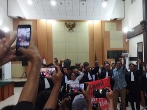 Pengunjung Sidang Riuh Kala Haris-Fatia Divonis Bebas