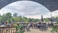 Selain itu, bagi yang nggak mau ribet, traveler bisa juga sekedar nongkrong dan mengamati pemandangan sekitar.