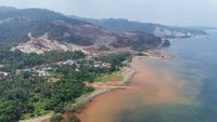 Foto udara kawasan tambang ore nikel di Desa Lalampu, Kabupaten Morowali, Sulawesi Tengah, Minggu (7/1/2024).