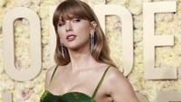 Taylor Swift gagal membawa pulang piala namun pesonanya dengan gaun hijau membuat banyak orang salah fokus. AFP/MICHAEL TRAN