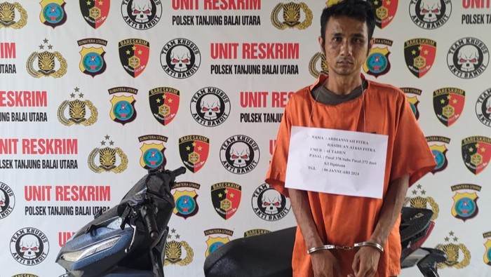 Tersangka pencurian sepeda motor di Tanjungbalai bersama barang bukti. (Dok Polsek Tanjungbalai Utara)