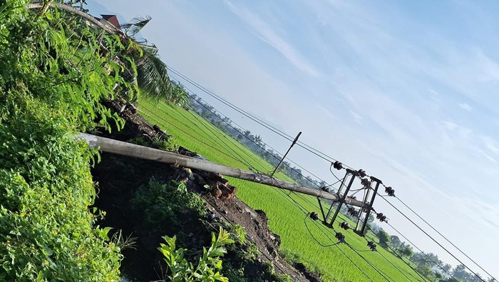 Tiang listrik beton tumbang di Desa Gapuk, Lombok Barat, Nusa Tenggara Barat, Senin (8/1/2024).