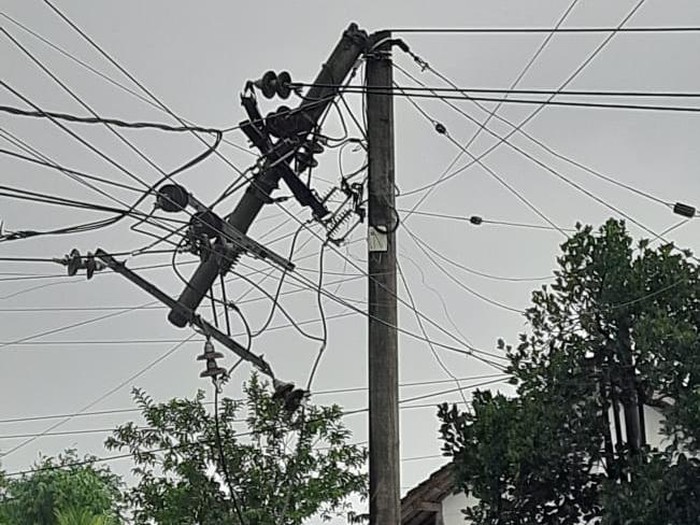 Tiang listrik di Jember patah diterjang angin kencang