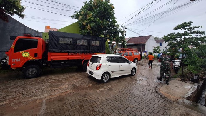Tim gabungan mengerahkan peralatan mencari korban bocah hanyut.