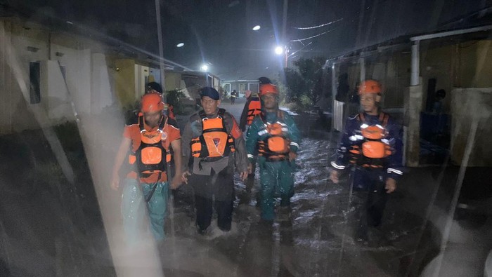 Tim SAR Brimob dan BPBD Parepare melakukan patroli dampak banjir di BTN Palem Lapadde.