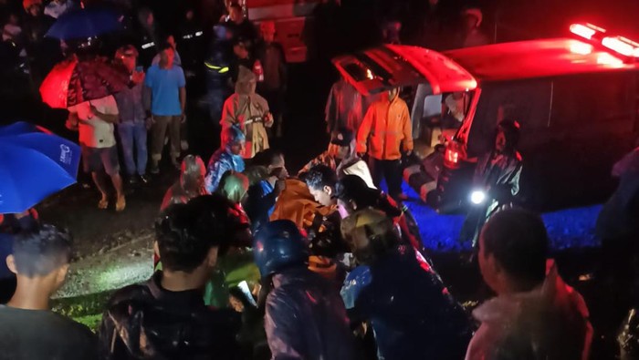 Tim SAR mengevakuasi korban tenggelam di Embung Watu Gajah, Desa Jelok, Kecamatan Cepogo, Kabupaten Boyolali, Senin (8/1/2024) malam.