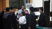 Hakim menyatakan dakwaan jaksa terhadap Haris Azhar dan Fatia tidak terbukti.  