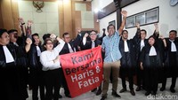 Haris Azhar dan Fatia Maulidiyanti berfoto bersama kuasa hukum mereka.  