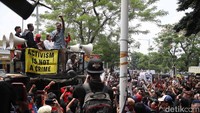 Haris Azhar dan Fatia Maulidiyanti menemui massa yang mendukung mereka di luar pengadilan.  