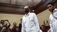 Hakim juga menyatakan Rafael Alun terbukti melakukan TPPU. Rafael disebut menyamarkan hasil korupsinya.  