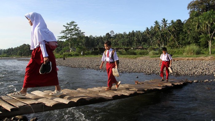 Tolong! Warga Padang Galo Butuh Jembatan Seorang murid SDN 36 menyeberangi Sungai Batang Duku untuk menuju sekolah di Korong (dusun) Padang Galo, Kabupaten Padang Pariaman, Sumatera Barat, Senin (8/1/2024). Warga Korong Padang Galo meminta pemerintah setempat untuk membangun akses jembatan agar memudahkan anak-anak bersekolah dan mobilitas masyarakat mengangkut hasil bumi atau pertanian. ANTARA FOTO/Muhammad Arif Pribadi/aww.