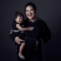 Awalnya dia merasa tidak perlu diet karena nyaman dengan tubuhnya yang berisi. Namun timbangan badannya terus naik. Foto: Instagram/@ayanggkahiyang