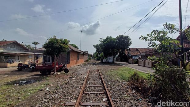 Lokasi pelaksanaan hajatan yang viral karena membelah rel kereta api di Kelurahan Tambakreja, Kecamatan Cilacap Selatan, Kabupaten Cilacap, Senin (8/1/2024)