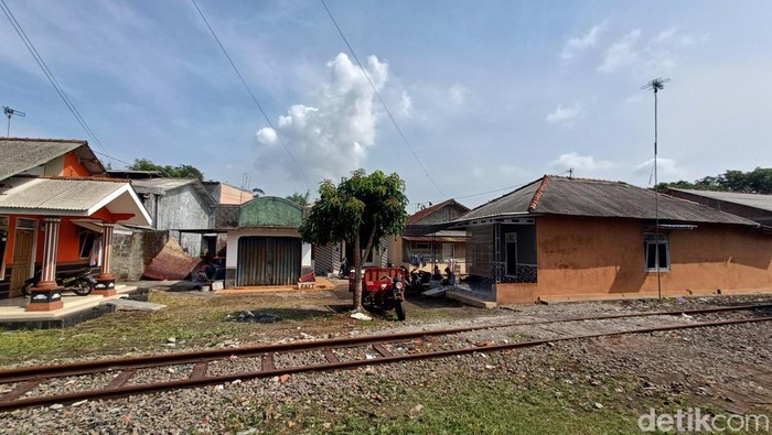 Lokasi pelaksanaan hajatan yang viral karena membelah rel kereta api di Kelurahan Tambakreja, Kecamatan Cilacap Selatan, Kabupaten Cilacap, Senin (8/1/2024)