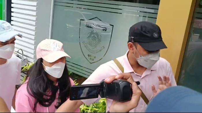 Virly Virginia penuhi panggilan pemeriksaan tersangka film porno di Polda Metro Jaya (Wildan/detikcom)