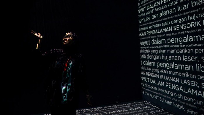 Pengunjung berada di hutan laser pada wahana video mapping interaktif Black Box Holidah Multiverse di Braga City Walk, Bandung, Jawa Barat, Senin (8/1/2024). Wahana video mapping interaktif yang menggabungkan paduan antara seni, teknologi dan budaya karya seniman dari Videre Kreasi Visual tersebut ditujukan untuk memperkenalkan hiburan yang interaktif kepada masyarakat . ANTARA FOTO/Raisan Al Farisi/YU