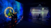 Pengunjung berada di ruangan nebula monster pada wahana video mapping interaktif Black Box Holidah Multiverse di Braga City Walk, Bandung, Jawa Barat, Senin (8/1/2024).