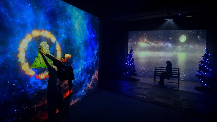 Wahana video mapping interaktif Pengunjung berada di hutan laser pada wahana video mapping interaktif Black Box Holidah Multiverse di Braga City Walk, Bandung, Jawa Barat, Senin (8/1/2024). Wahana video mapping interaktif yang menggabungkan paduan antara seni, teknologi dan budaya karya seniman dari Videre Kreasi Visual tersebut ditujukan untuk memperkenalkan hiburan yang interaktif kepada masyarakat . ANTARA FOTO/Raisan Al Farisi/YU