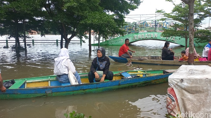 Warga Legok, Kota Jambi menyebrang menggunakan perahu