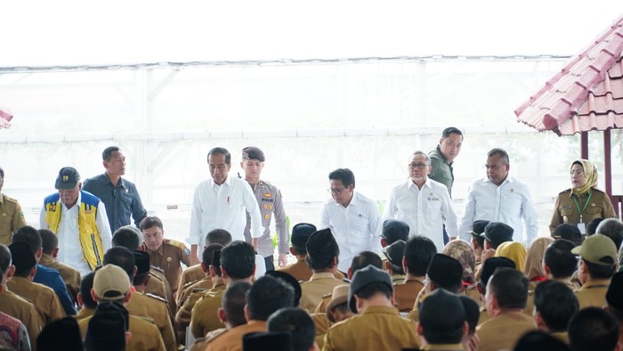 Zulhas Dampingi Jokowi Bertemu Kades Se-Serang, Bahas Dana Desa