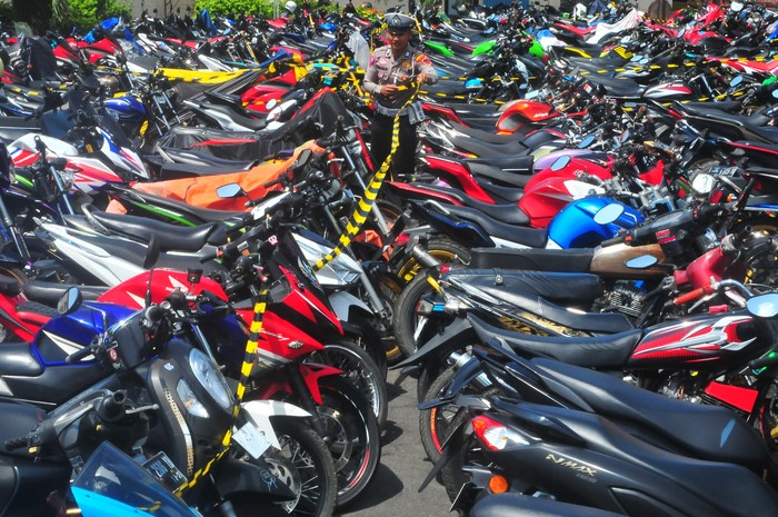 Polisi memasang garis polisi di sekitar sepeda motor berknalpot brong sitaan di Polsek Kota, Kudus, Jawa Tengah, Selasa (9/1/2024). Satlantas Polres Kudus berhasil menyita sebanyak 700 lebih sepeda motor dengan knalpot brong selama 1-9 Januari 2024 sebagai langkah meminimalisir  penggunakan knalpot brong saat kampanye terbuka Pemilu yang mengganggu kenyamanan masyarakat. ANTARA FOTO/Yusuf Nugroho/rwa.