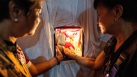 Belum diketahui mengapa patung yang diukir di Meksiko dan dibawa ke Filipina pada awal abad ke-17 itu berubah menjadi hitam. Namun seorang pendeta Filipina, Monsinyur Sabino Vengco, mengklaim bahwa gambar tersebut pada intinya gelap karena terbuat dari kayu mesquite.    