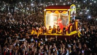 Tradisi memberi penghormatan kepada patung kayu hitam Yesus Kristus yang telah berusia berabad-abad, diyakini memiliki kekuatan penyembuhan, diperkirakan akan menarik lebih banyak orang saat patung berusia 400 tahun itu, yang terbungkus kaca, diarak di jantung kota Manila.  