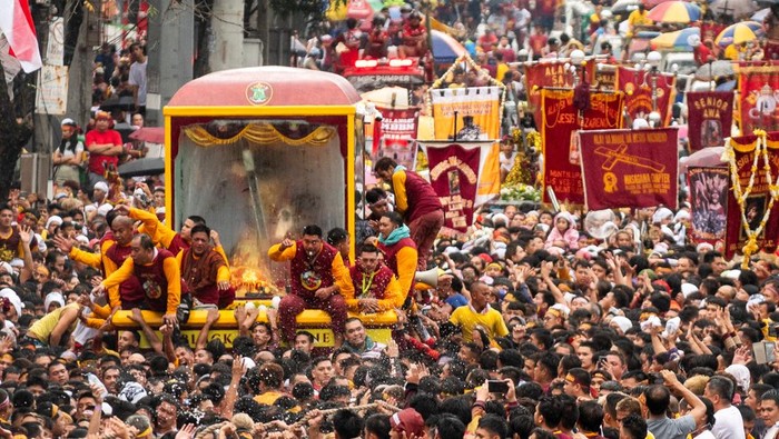 800 Ribu Warga Filipina Ikut Penguatan Iman di Festival Black Nazarene Filipino devotees join the annual Catholic procession of the Black Nazarene during its feast day in Manila, Philippines, January 9, 2024. REUTERS/Lisa Marie David