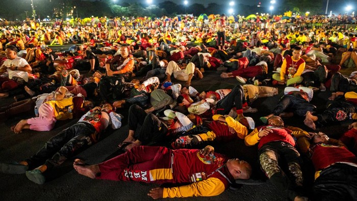 800 Ribu Warga Filipina Ikut Penguatan Iman di Festival Black Nazarene Filipino devotees join the annual Catholic procession of the Black Nazarene during its feast day in Manila, Philippines, January 9, 2024. REUTERS/Lisa Marie David