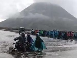 Lautan Pasir Bromo Banjir Diguyur Hujan Deras, Motor Warga Sempat Terjebak