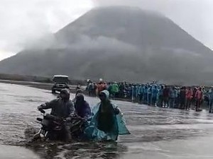 Viral Lautan Pasir Bromo Banjir, Motor Sampai Terjebak