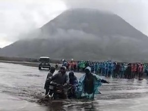 Lautan Pasir Bromo Banjir, Wisatawan Harap Hati-hati Saat Hujan