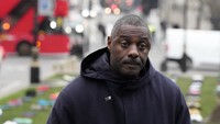 Elba, yang dikenal karena perannya dalam serial televisi The Wire dan Luther, menuntut pelarangan segera terhadap parang dan apa yang disebut pisau zombie - senjata tajam yang awalnya terinspirasi oleh film zombie.