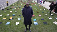 Aktor Inggris Idris Elba berdiri di Lapangan Parlemen dengan pakaian yang melambangkan korban jiwa akibat Kejahatan Pisau Inggris di London, Senin (8/1/2024). Kampanye baru ini untuk memerangi kejahatan pisau di Inggris, yang telah meningkat dalam beberapa tahun terakhir dengan banyak korbannya adalah remaja laki-laki.