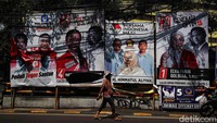 Di salah satu titik tampak APK dipasang berderet di pinggir jalan.  