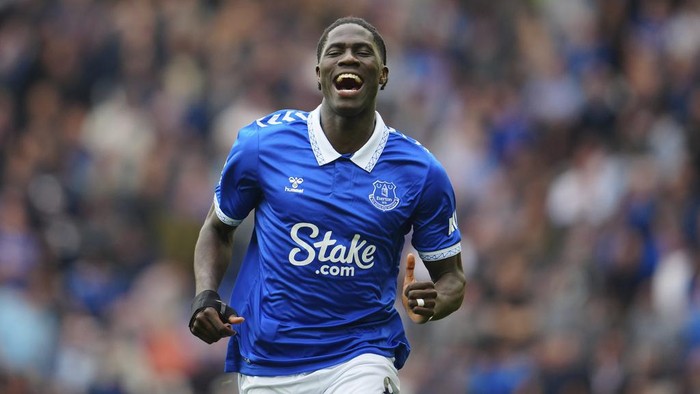 Evertons Amadou Onana warms up before the English Premier League soccer match between Everton and Arsenal at the Goodison Park stadium in Liverpool, England, Sunday, Sept. 17, 2023. (AP Photo/Jon Super)