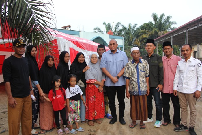 Andre Rosiade Salurkan Bantuan Rp 25 Juta ke Korban Banjir di Dharmasraya