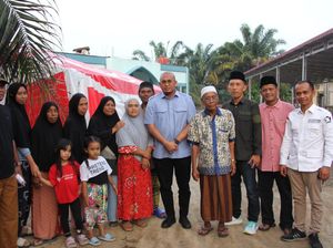 Andre Rosiade Salurkan Bantuan Rp 25 Juta ke Korban Banjir di Dharmasraya