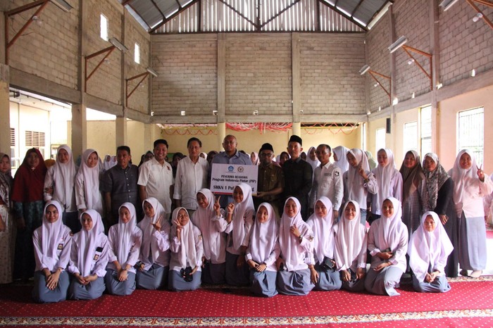 Andre Rosiade Serahkan Beasiswa PIP ke Pelajar di Kabupaten Dharmasraya